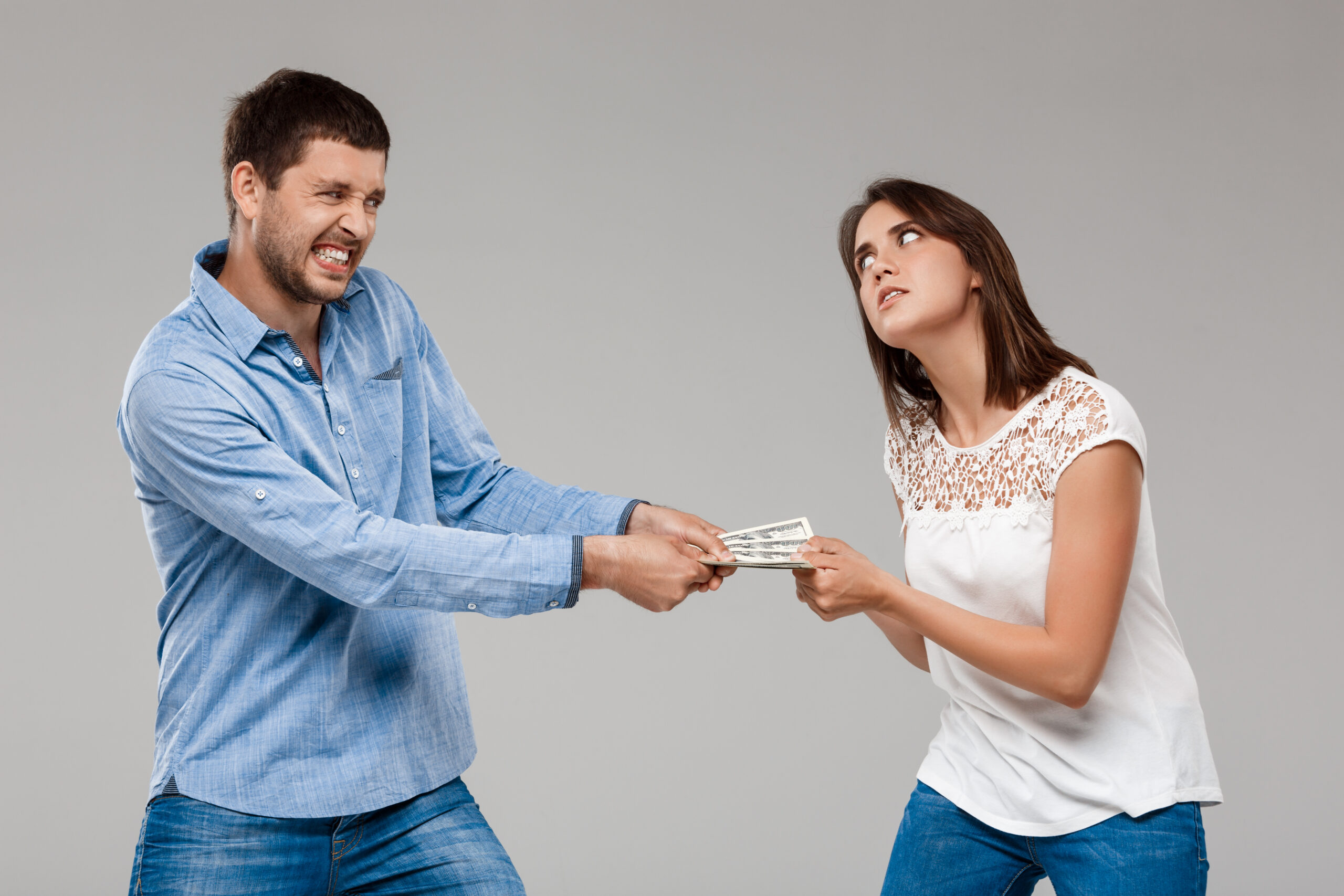Что такое игры в отношениях. Муж с деньгами. Женщина просит деньги. Женщина отбирает деньги у мужчины. Ссора.